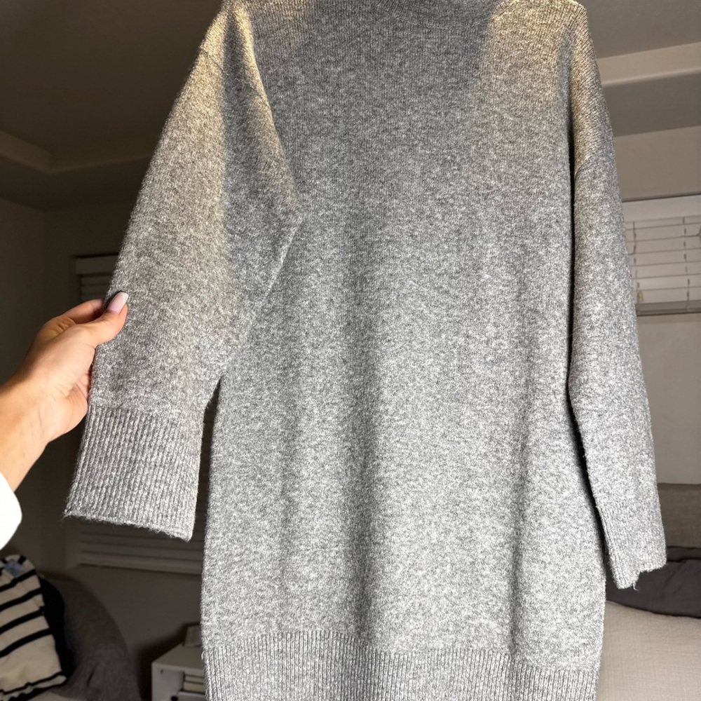 Uniqlo Women's Gray Turtleneck Sweater